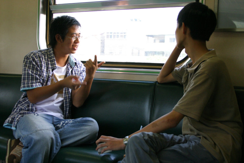 台灣鐵路旅遊攝影街拍帥哥交談旅客2005-07-16攝影照片8