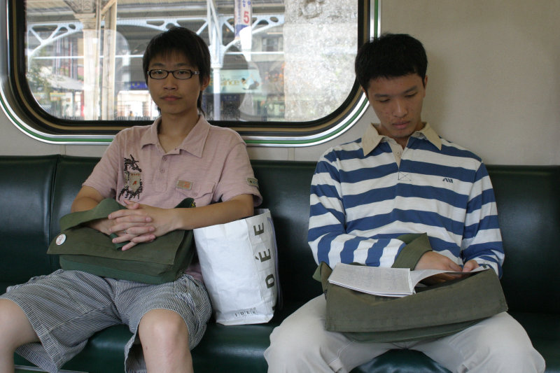 台灣鐵路旅遊攝影街拍帥哥交談旅客2006-04-05攝影照片1