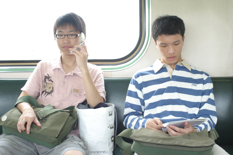 台灣鐵路旅遊攝影街拍帥哥交談旅客2006-04-05攝影照片3