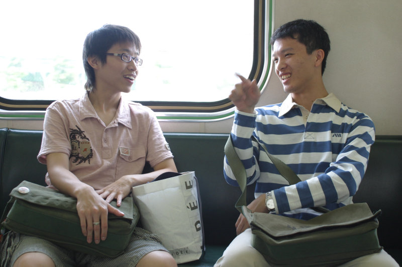 台灣鐵路旅遊攝影街拍帥哥交談旅客2006-04-05攝影照片6