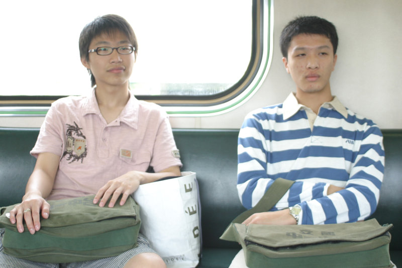 台灣鐵路旅遊攝影街拍帥哥交談旅客2006-04-05攝影照片7