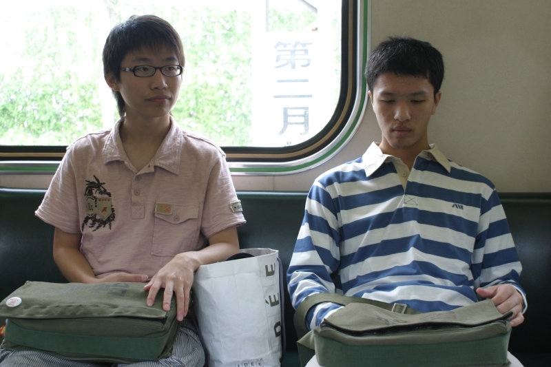 台灣鐵路旅遊攝影街拍帥哥交談旅客2006-04-05攝影照片8