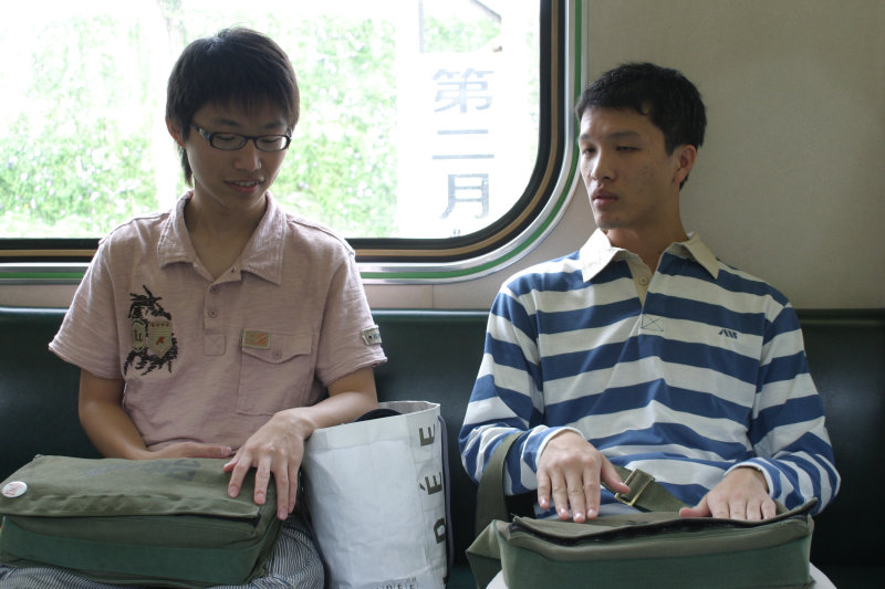 台灣鐵路旅遊攝影街拍帥哥交談旅客2006-04-05攝影照片9