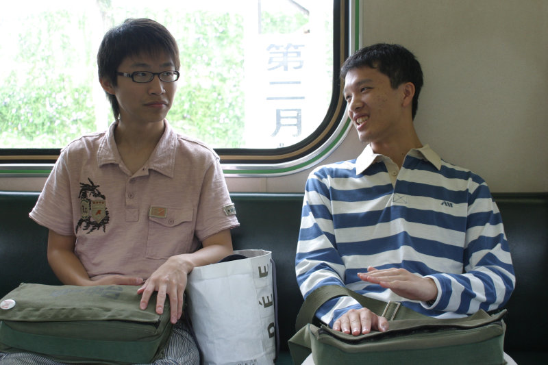 台灣鐵路旅遊攝影街拍帥哥交談旅客2006-04-05攝影照片11