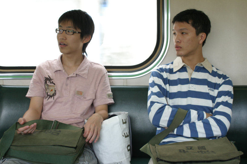 台灣鐵路旅遊攝影街拍帥哥交談旅客2006-04-05攝影照片13