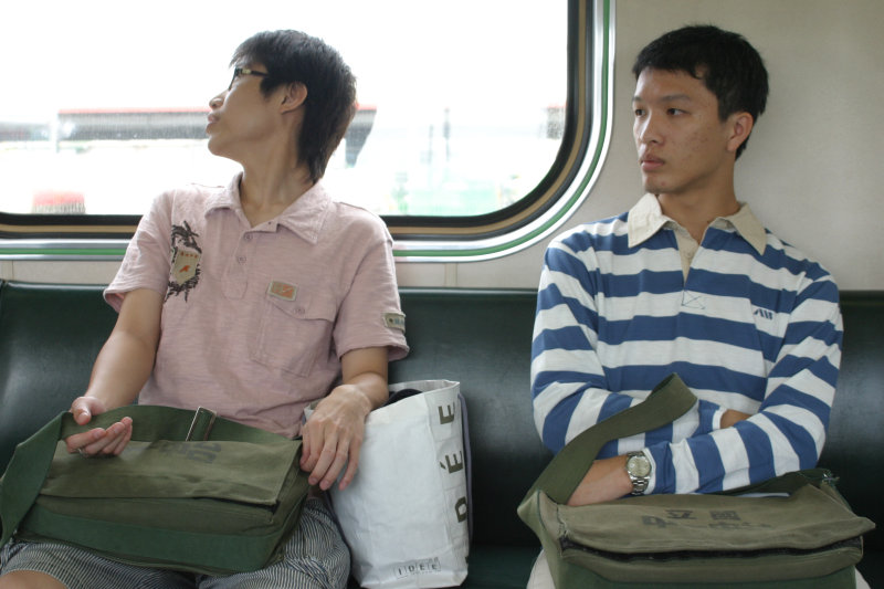 台灣鐵路旅遊攝影街拍帥哥交談旅客2006-04-05攝影照片14