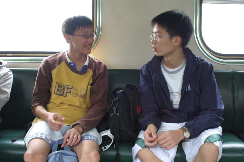 台灣鐵路旅遊攝影街拍帥哥交談的旅客(1)2005-03-26攝影照片1