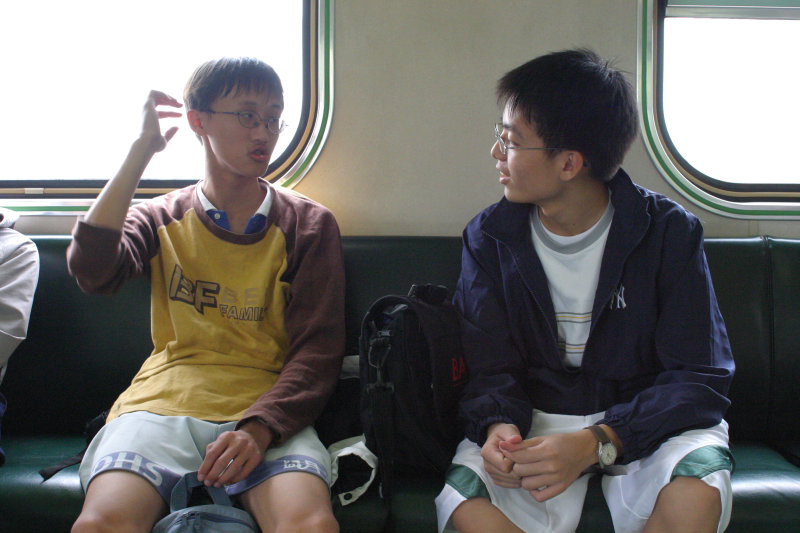台灣鐵路旅遊攝影街拍帥哥交談的旅客(1)2005-03-26攝影照片2