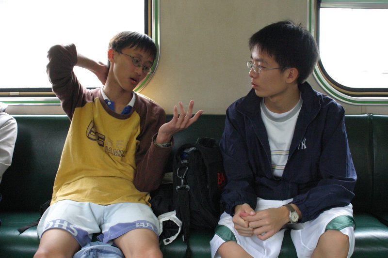 台灣鐵路旅遊攝影街拍帥哥交談的旅客(1)2005-03-26攝影照片3