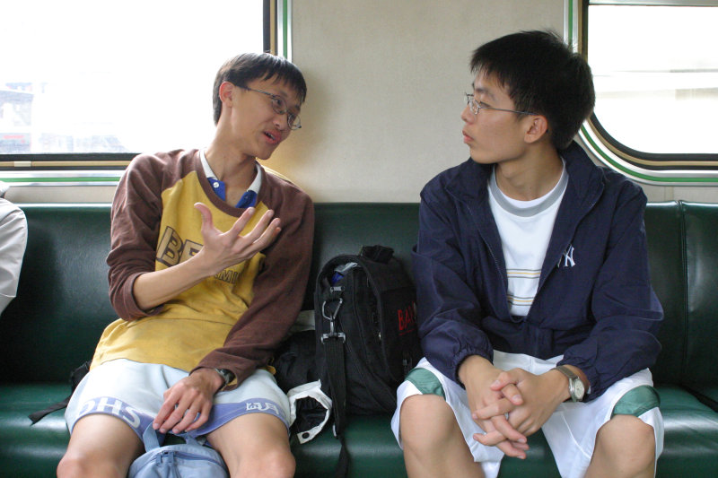 台灣鐵路旅遊攝影街拍帥哥交談的旅客(1)2005-03-26攝影照片4