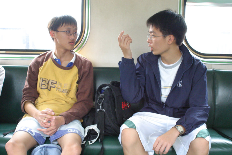 台灣鐵路旅遊攝影街拍帥哥交談的旅客(1)2005-03-26攝影照片5