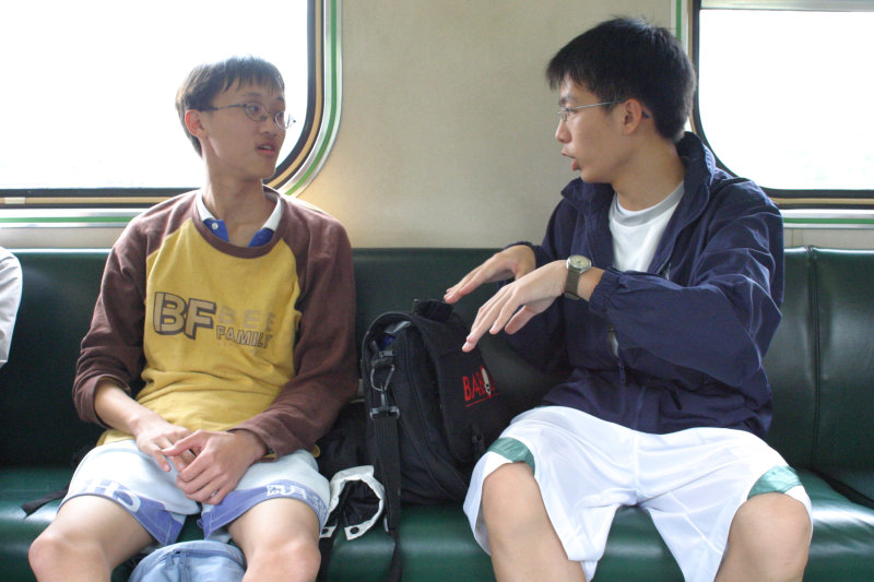 台灣鐵路旅遊攝影街拍帥哥交談的旅客(1)2005-03-26攝影照片7