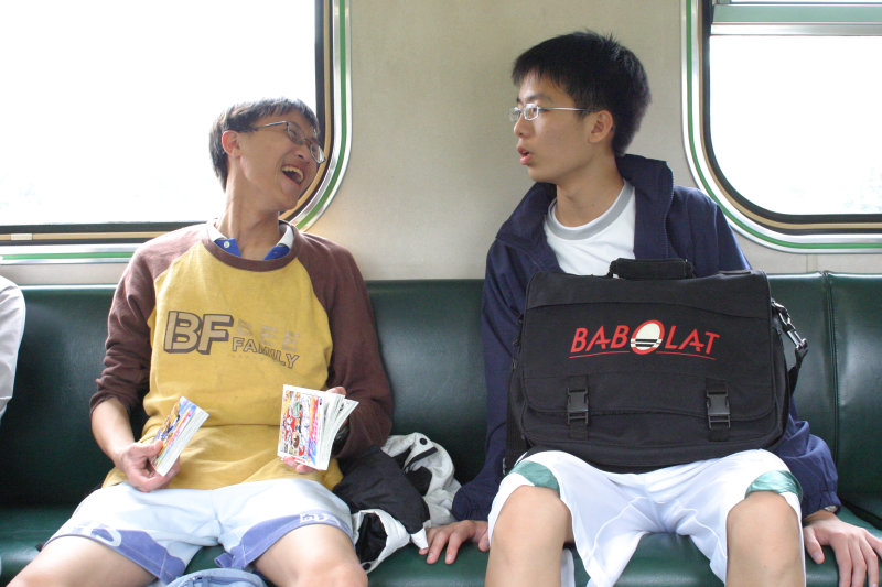 台灣鐵路旅遊攝影街拍帥哥交談的旅客(1)2005-03-26攝影照片9