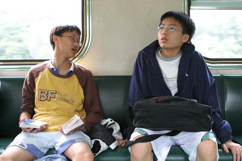 台灣鐵路旅遊攝影街拍帥哥交談的旅客(1)2005-03-26攝影照片10