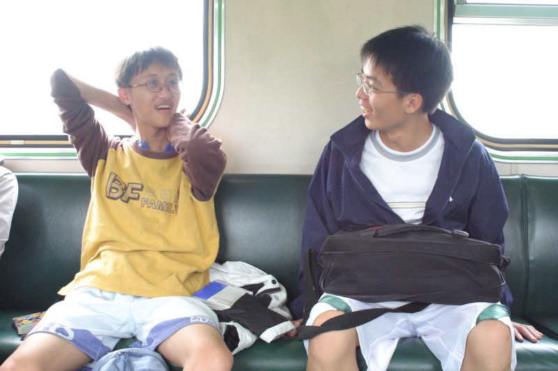 台灣鐵路旅遊攝影街拍帥哥交談的旅客(1)2005-03-26攝影照片11