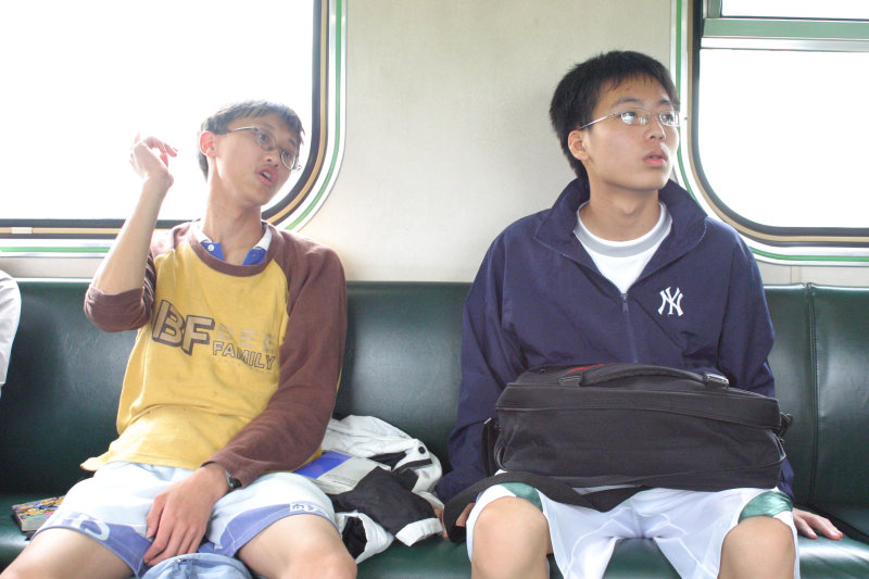 台灣鐵路旅遊攝影街拍帥哥交談的旅客(1)2005-03-26攝影照片12