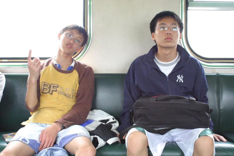 台灣鐵路旅遊攝影街拍帥哥交談的旅客(1)2005-03-26攝影照片13