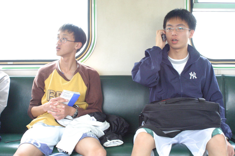 台灣鐵路旅遊攝影街拍帥哥交談的旅客(1)2005-03-26攝影照片16