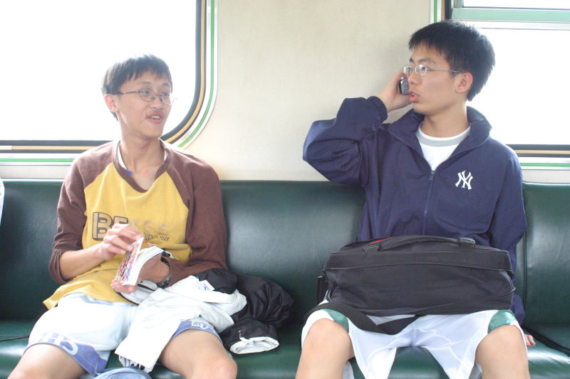 台灣鐵路旅遊攝影街拍帥哥交談的旅客(1)2005-03-26攝影照片17
