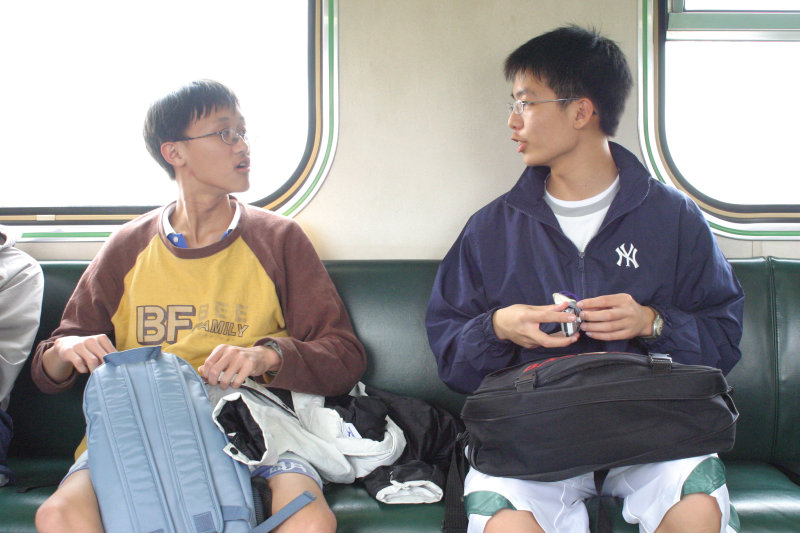 台灣鐵路旅遊攝影街拍帥哥交談的旅客(1)2005-03-26攝影照片18