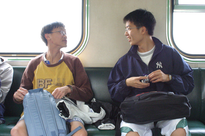 台灣鐵路旅遊攝影街拍帥哥交談的旅客(1)2005-03-26攝影照片19