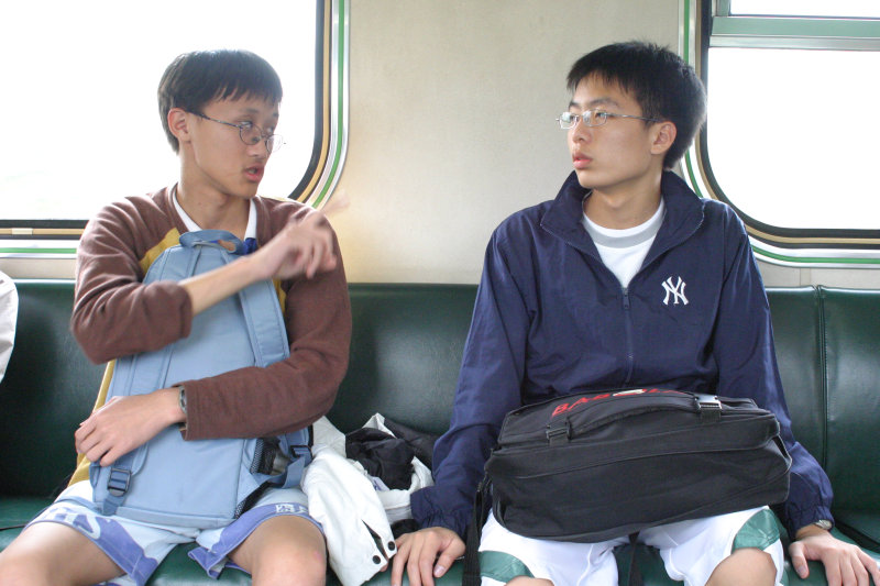 台灣鐵路旅遊攝影街拍帥哥交談的旅客(1)2005-03-26攝影照片22