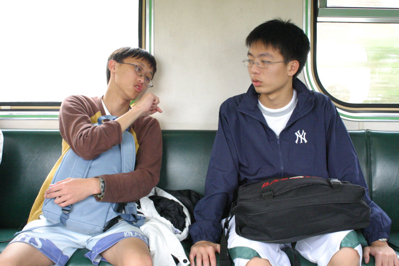 台灣鐵路旅遊攝影街拍帥哥交談的旅客(1)2005-03-26攝影照片24