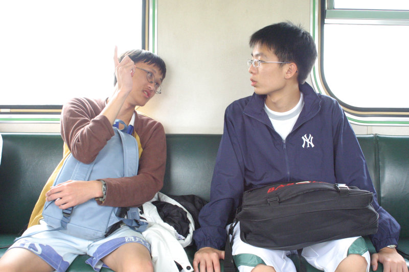 台灣鐵路旅遊攝影街拍帥哥交談的旅客(1)2005-03-26攝影照片25