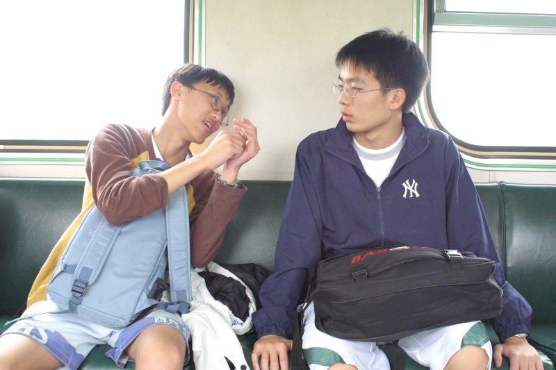 台灣鐵路旅遊攝影街拍帥哥交談的旅客(1)2005-03-26攝影照片26