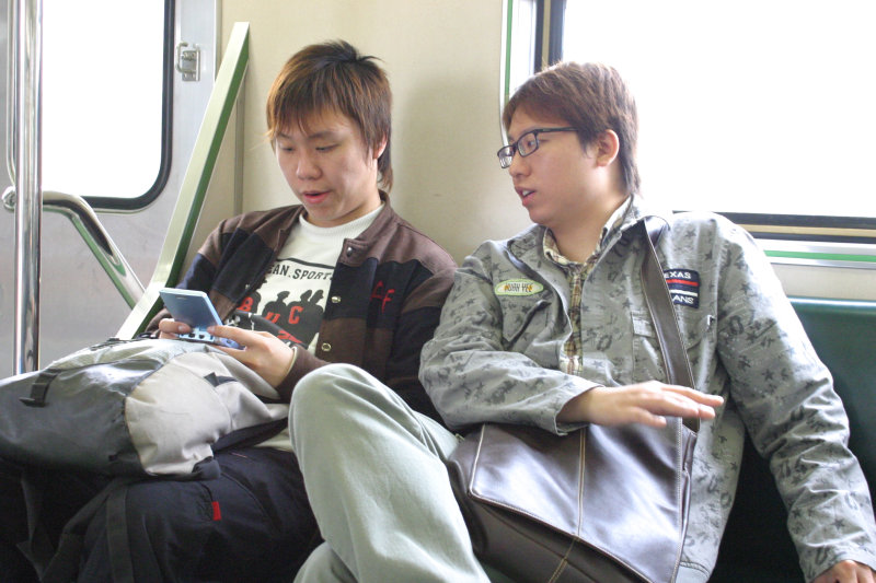 台灣鐵路旅遊攝影街拍帥哥交談的旅客(1)2005-03-27攝影照片1