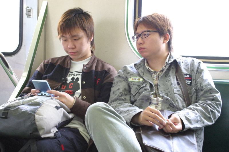 台灣鐵路旅遊攝影街拍帥哥交談的旅客(1)2005-03-27攝影照片2