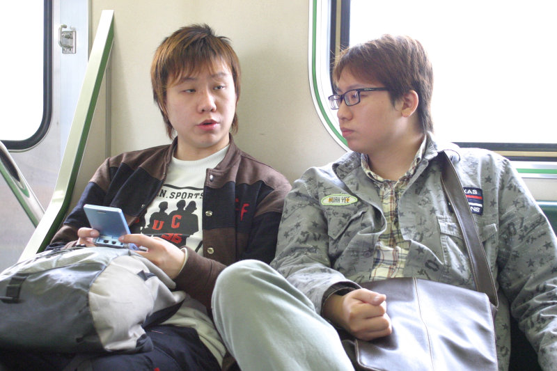 台灣鐵路旅遊攝影街拍帥哥交談的旅客(1)2005-03-27攝影照片3