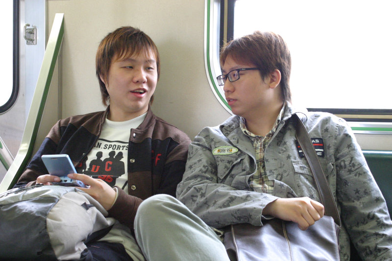 台灣鐵路旅遊攝影街拍帥哥交談的旅客(1)2005-03-27攝影照片4
