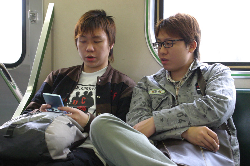 台灣鐵路旅遊攝影街拍帥哥交談的旅客(1)2005-03-27攝影照片6