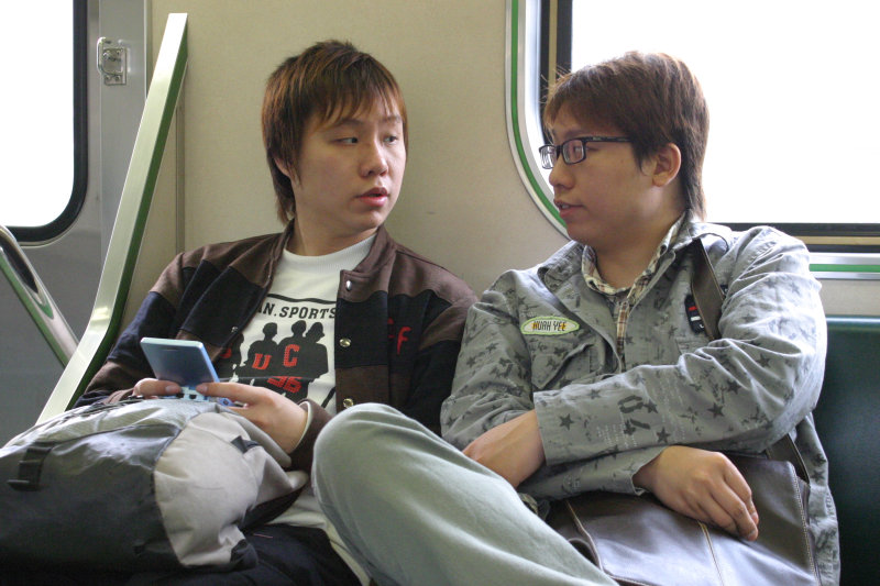 台灣鐵路旅遊攝影街拍帥哥交談的旅客(1)2005-03-27攝影照片7