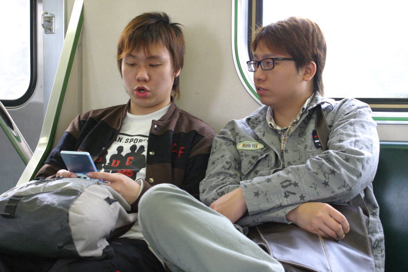 台灣鐵路旅遊攝影街拍帥哥交談的旅客(1)2005-03-27攝影照片8