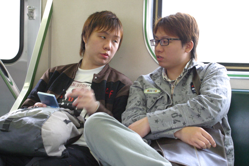 台灣鐵路旅遊攝影街拍帥哥交談的旅客(1)2005-03-27攝影照片9