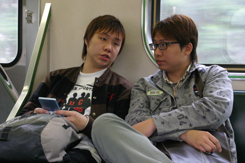 台灣鐵路旅遊攝影街拍帥哥交談的旅客(1)2005-03-27攝影照片10