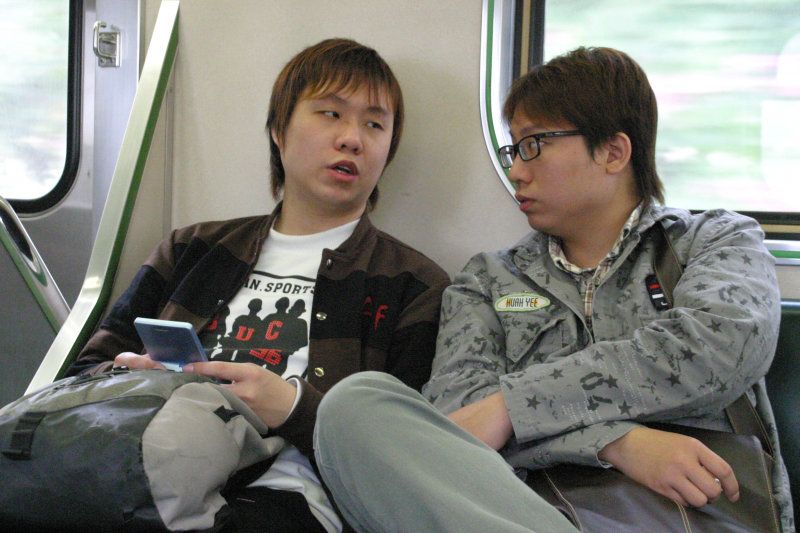台灣鐵路旅遊攝影街拍帥哥交談的旅客(1)2005-03-27攝影照片11
