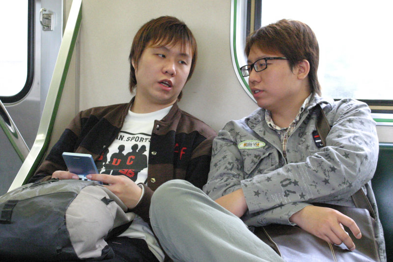 台灣鐵路旅遊攝影街拍帥哥交談的旅客(1)2005-03-27攝影照片12