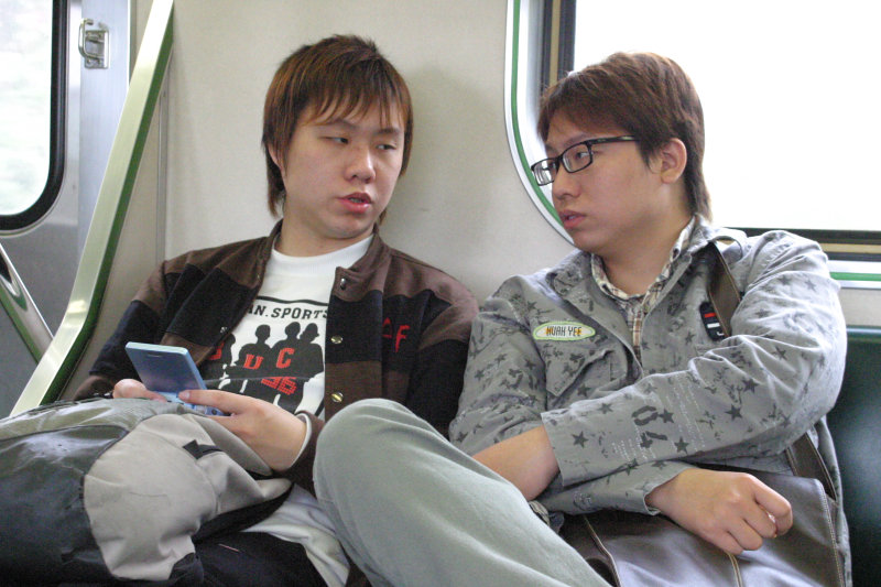 台灣鐵路旅遊攝影街拍帥哥交談的旅客(1)2005-03-27攝影照片13