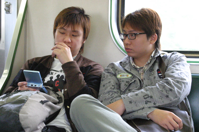 台灣鐵路旅遊攝影街拍帥哥交談的旅客(1)2005-03-27攝影照片14