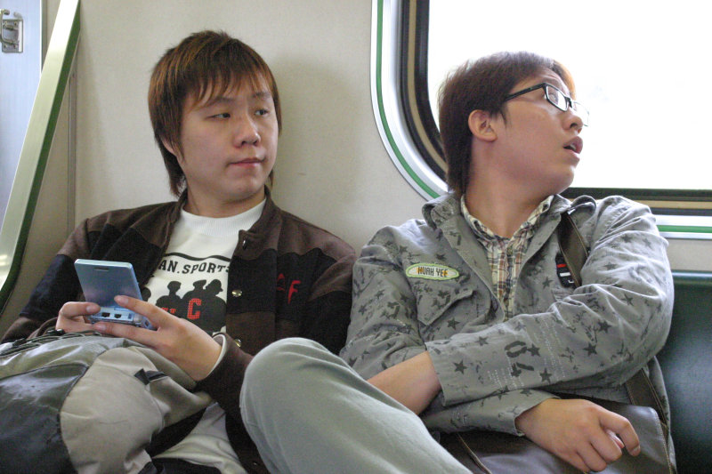 台灣鐵路旅遊攝影街拍帥哥交談的旅客(1)2005-03-27攝影照片15