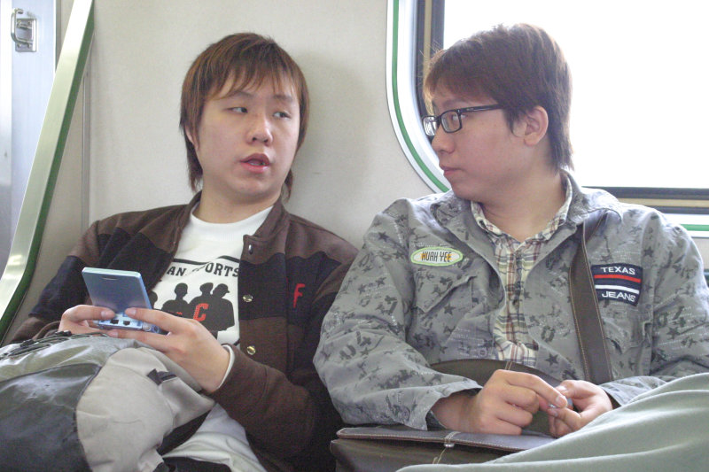 台灣鐵路旅遊攝影街拍帥哥交談的旅客(1)2005-03-27攝影照片16
