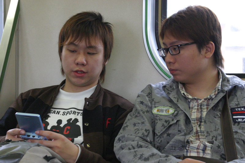 台灣鐵路旅遊攝影街拍帥哥交談的旅客(1)2005-03-27攝影照片17