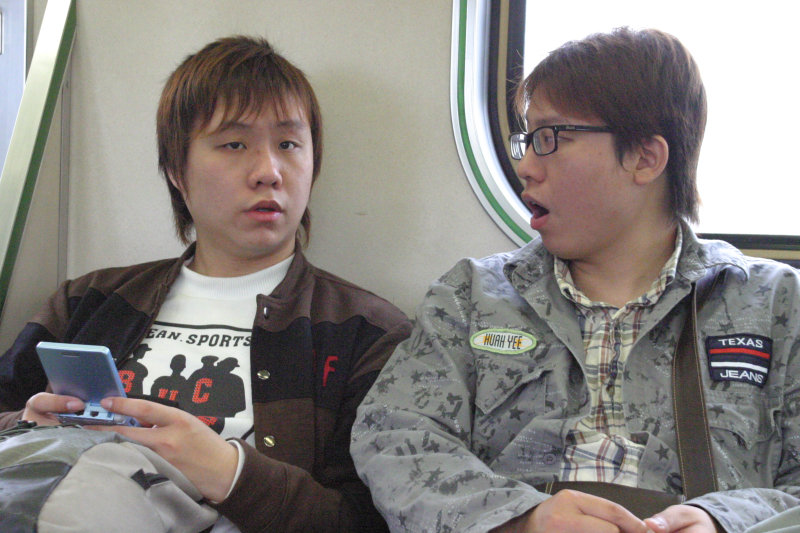 台灣鐵路旅遊攝影街拍帥哥交談的旅客(1)2005-03-27攝影照片19