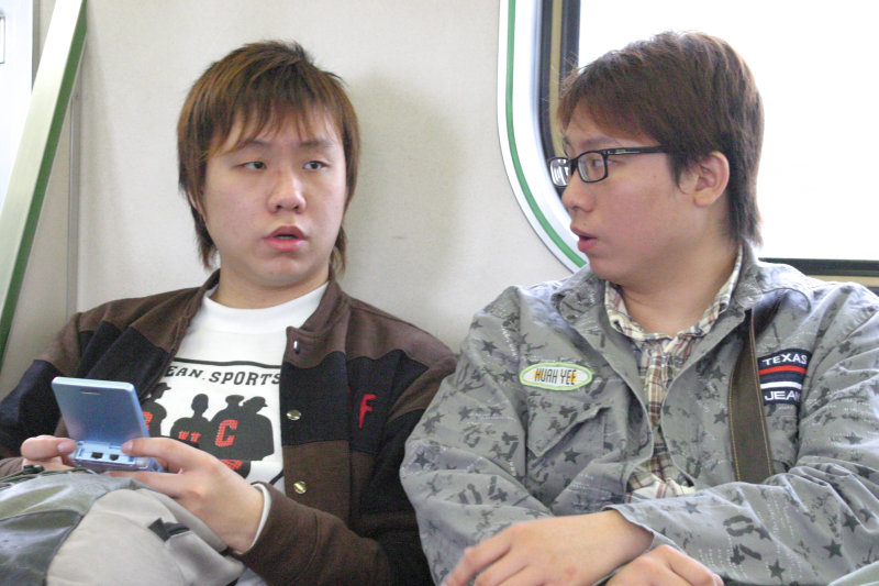 台灣鐵路旅遊攝影街拍帥哥交談的旅客(1)2005-03-27攝影照片20