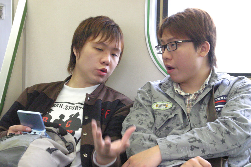 台灣鐵路旅遊攝影街拍帥哥交談的旅客(1)2005-03-27攝影照片22