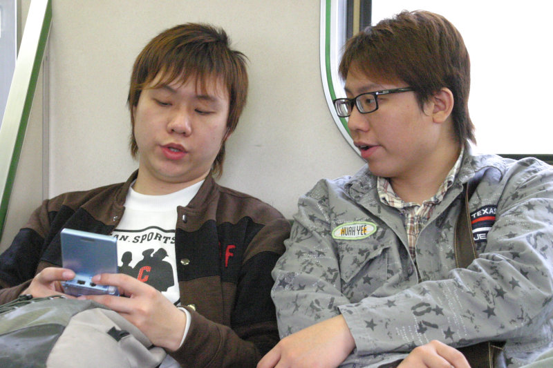 台灣鐵路旅遊攝影街拍帥哥交談的旅客(1)2005-03-27攝影照片24