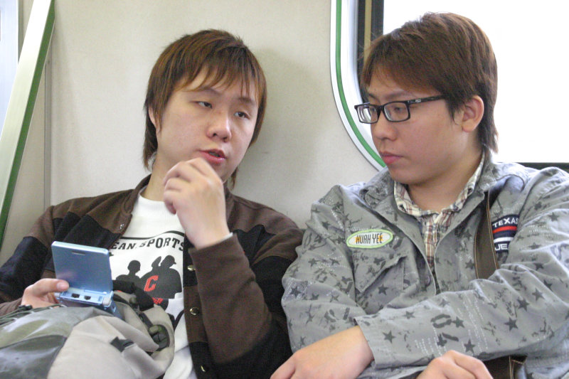 台灣鐵路旅遊攝影街拍帥哥交談的旅客(1)2005-03-27攝影照片25